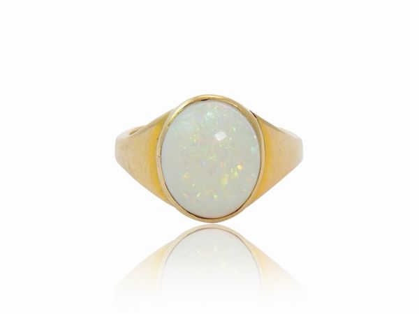 Anello in oro giallo con opale nobile bianco  - Asta Gioielli e Orologi - Associazione Nazionale - Case d'Asta italiane