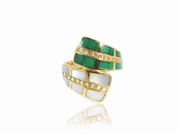 Anello contrari in oro giallo e diamanti con intarsi in madreperla e malachite  - Asta Gioielli e Orologi - Associazione Nazionale - Case d'Asta italiane