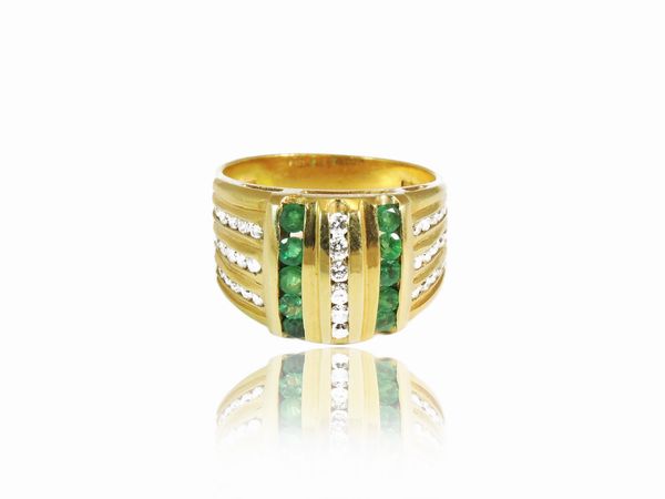 Anello a fascia in oro giallo con diamanti e smeraldi  - Asta Gioielli e Orologi - Associazione Nazionale - Case d'Asta italiane