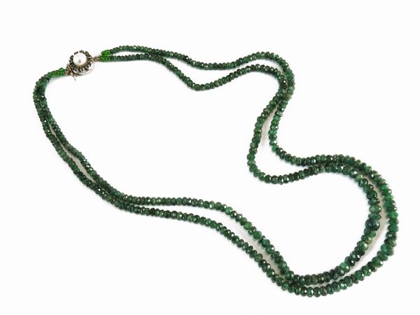 Collana due fili di smeraldi con fermezza in oro bianco smerali e perla coltivata  - Asta Gioielli e Orologi - Associazione Nazionale - Case d'Asta italiane