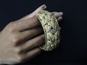 Bracciale rigido in oro giallo con diamanti e zaffiri  - Asta Gioielli e Orologi - Associazione Nazionale - Case d'Asta italiane