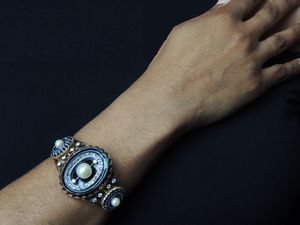 Bracciale rigido in oro giallo con diamanti, perle e agate  - Asta Gioielli e Orologi - Associazione Nazionale - Case d'Asta italiane