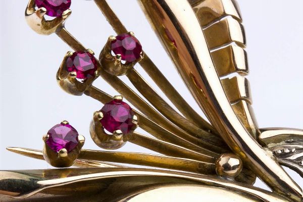 Spilla in oro con rubini e diamanti - anni '40  - Asta Gioielli e Argenti Moderni e Contemporanei - Associazione Nazionale - Case d'Asta italiane