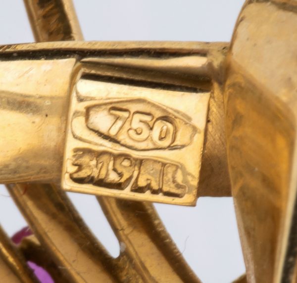 Spilla in oro a forma di fiocco con pietre  - Asta Gioielli e Argenti Moderni e Contemporanei - Associazione Nazionale - Case d'Asta italiane