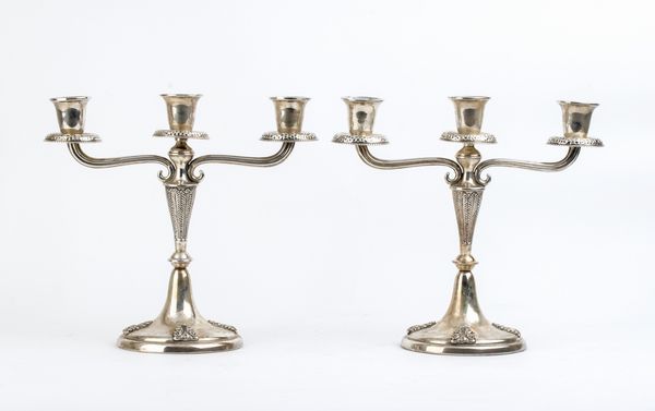 Coppia di candelabri in argento - Italia, anni '50, argentiere Mario Sorelli  - Asta Gioielli e Argenti Moderni e Contemporanei - Associazione Nazionale - Case d'Asta italiane