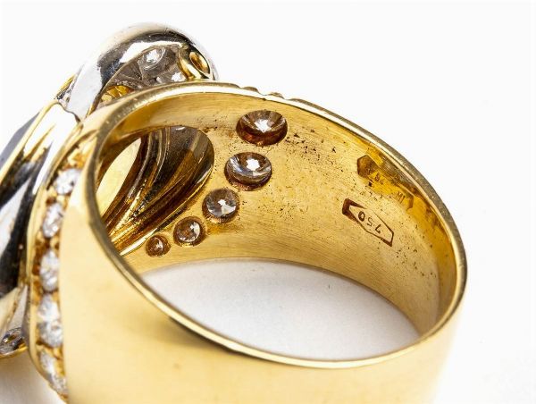 Anello contrari con gocce di zaffiro e diamanti  - Asta Gioielli e Argenti Moderni e Contemporanei - Associazione Nazionale - Case d'Asta italiane