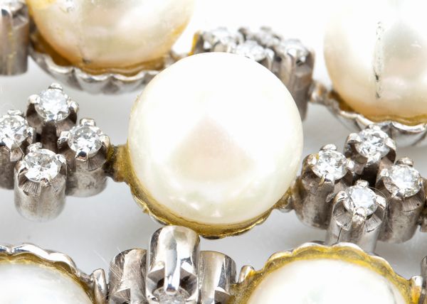 Orecchini in oro con perle e diamanti  - Asta Gioielli e Argenti Moderni e Contemporanei - Associazione Nazionale - Case d'Asta italiane