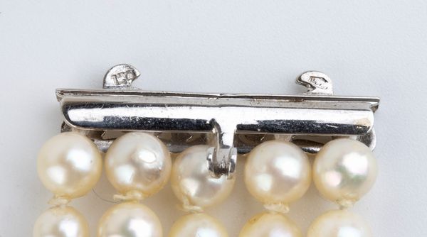 Bracciale a 5 fili di perle coltivate, chiusura in oro con rubini e diamanti  - Asta Gioielli e Argenti Moderni e Contemporanei - Associazione Nazionale - Case d'Asta italiane