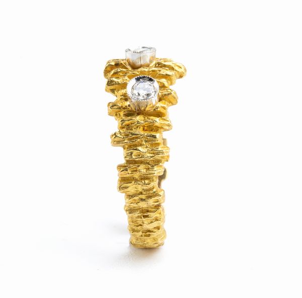 Anello in oro con tre diamanti  - Asta Gioielli e Argenti Moderni e Contemporanei - Associazione Nazionale - Case d'Asta italiane