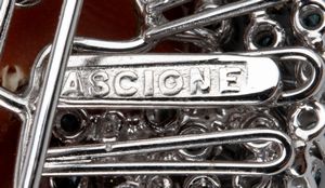 ASCIONE: spilla in oro, corallo cerasuolo e diamanti blu  - Asta Gioielli e Argenti Moderni e Contemporanei - Associazione Nazionale - Case d'Asta italiane