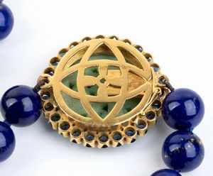 Collana di lapislazzuli con fermezza in oro, giada e zaffiri  - Asta Gioielli e Argenti Moderni e Contemporanei - Associazione Nazionale - Case d'Asta italiane