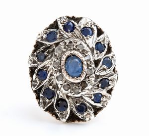 Anello in oro ed argento con zaffiri e diamanti  - Asta Gioielli e Argenti Moderni e Contemporanei - Associazione Nazionale - Case d'Asta italiane