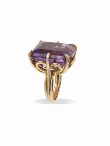 Anello con grande gemma viola  - Asta Gioielli - Associazione Nazionale - Case d'Asta italiane