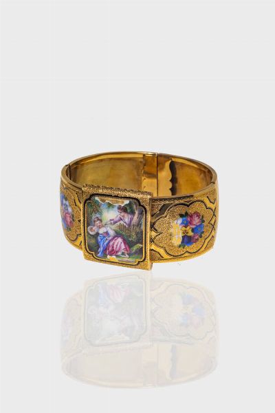 BRACCIALE : Peso gr 33 3 rigido  in oro giallo  con placche in smalto policromo (difetti e mancanze)  anni '40.  - Asta Gioielli - Associazione Nazionale - Case d'Asta italiane