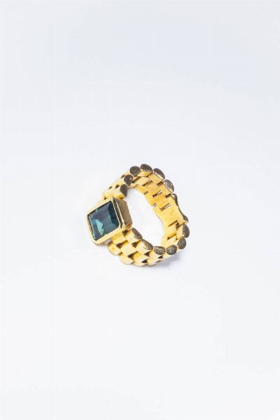 ANELLO : Peso gr 11 2 Misura 14 (54) in oro giallo  gambo a maglia geometrica morbida  al centro tormalina verde taglio ottagonale.  - Asta Gioielli - Associazione Nazionale - Case d'Asta italiane