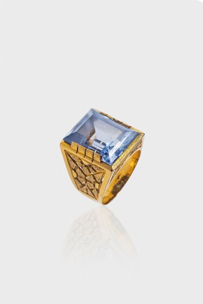 ANELLO : Peso gr 11 9 Misura 12 (52) in oro giallo  sommit con gemma sintetica azzurra; lati incisi con motivi geometrici  - Asta Gioielli - Associazione Nazionale - Case d'Asta italiane