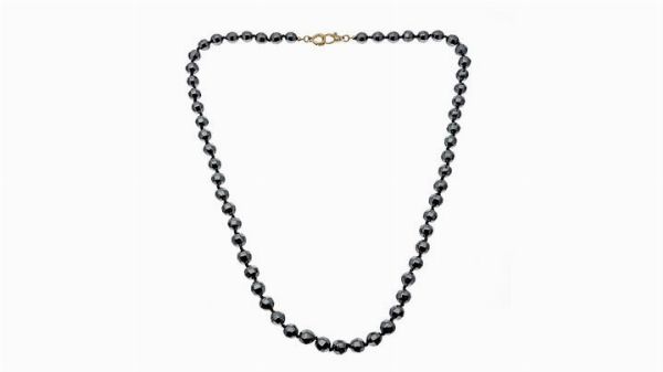 COLLANA : Lunghezza cm 74 composta da sfere sfaccettate di ematite. Chiusura in oro giallo  - Asta Gioielli - Associazione Nazionale - Case d'Asta italiane