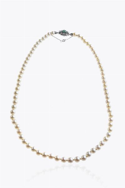 COLLANA : Lunghezza cm 62 composta da un filo di perle giapponesi del diam. di mm 7-7 5 ca. Chiusura in oro bianco a voluta con smeraldo centrale taglio ottagonale a gradini di ct 0 60 ca e diamanti taglio brillante per totali ct 0 25 ca  - Asta Gioielli - Associazione Nazionale - Case d'Asta italiane