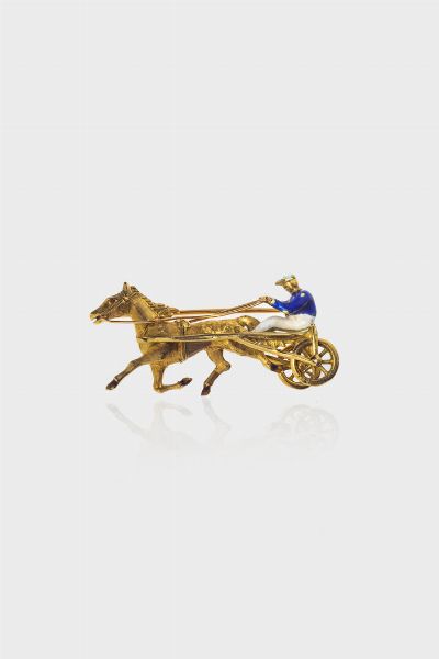 SPILLA : Peso gr 13 1 Cm 2x4 in oro giallo a forma di cavallo guidato da carretto con fantino  in smalto policromo  - Asta Gioielli - Associazione Nazionale - Case d'Asta italiane