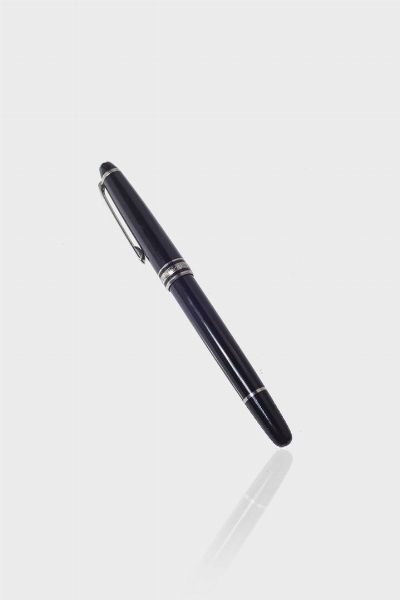 MONTBLANC : Penna a sfera marcata Montblanc. Cappuccio in resina nera con finiture di color oro bianco con logo della maison. Corpo in resina nera.  - Asta Gioielli - Associazione Nazionale - Case d'Asta italiane