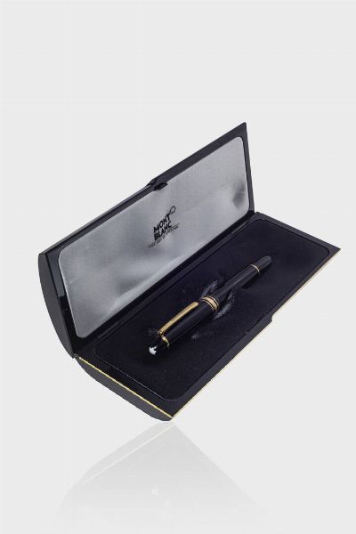 MONTBLANC : Evidenziatore marcato Montblanc  modello Meisterstuck. Cappuccio e corpo in resina nera con finiture color oro giallo. Corredato di scatola.  - Asta Gioielli - Associazione Nazionale - Case d'Asta italiane