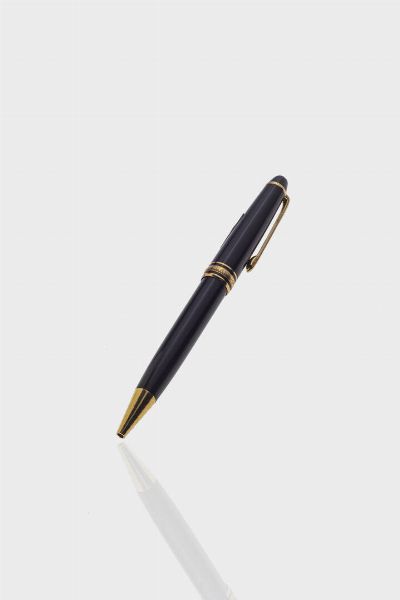 MONTBLANC : Penna a sfera marcata Montblanc  serie Meisterstuck  Cappuccio e corpo in resina nera con finiture color oro giallo.  - Asta Gioielli - Associazione Nazionale - Case d'Asta italiane