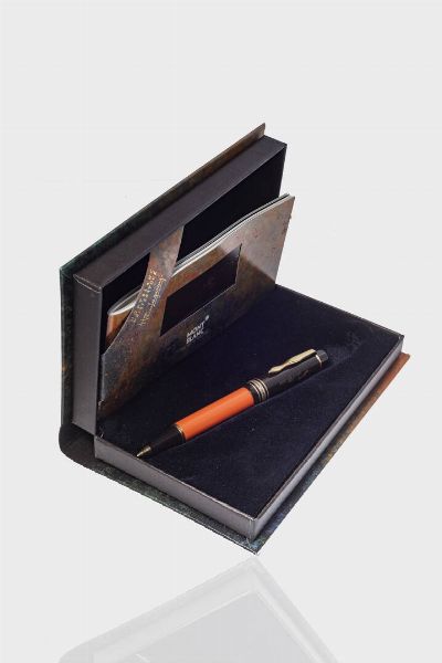 MONTBLANC : Penna a sfera marcata Montblanc  serie limitata Ernest Hemingway  Cappuccio in resina nei toni del color caff e corpo color arancio. Corredata di scatola  controscatola e libretto.  - Asta Gioielli - Associazione Nazionale - Case d'Asta italiane