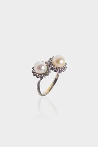 ANELLO - Peso gr 6 3 in oro bianco  modello contrari  con due perle giapponesi del diam. di mm 7 5 e zaffiri bianchi a  [..]