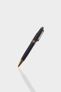 MONTBLANC - Penna a sfera marcata Montblanc  serie Meisterstuck  Cappuccio e corpo in resina nera con finiture color oro g [..]