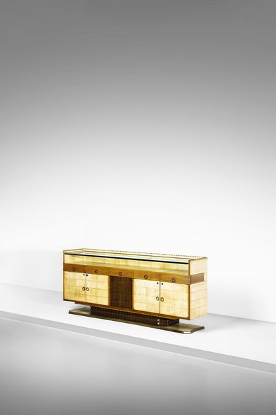 BORSANI OSVALDO (1911 - 1985) : Credenza a cinque ante e cinque cassetti con anta centrale ed elemento di sostegno con decoro scultoreo per Arredamenti Borsani Varedo  - Asta Asta 447 | DESIGN E ARTI DECORATIVE DEL NOVECENTO Online - Associazione Nazionale - Case d'Asta italiane