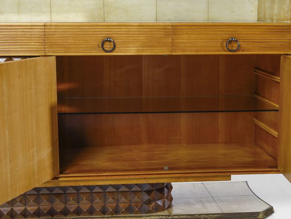 BORSANI OSVALDO (1911 - 1985) : Credenza a cinque ante e cinque cassetti con anta centrale ed elemento di sostegno con decoro scultoreo per Arredamenti Borsani Varedo  - Asta Asta 447 | DESIGN E ARTI DECORATIVE DEL NOVECENTO Online - Associazione Nazionale - Case d'Asta italiane