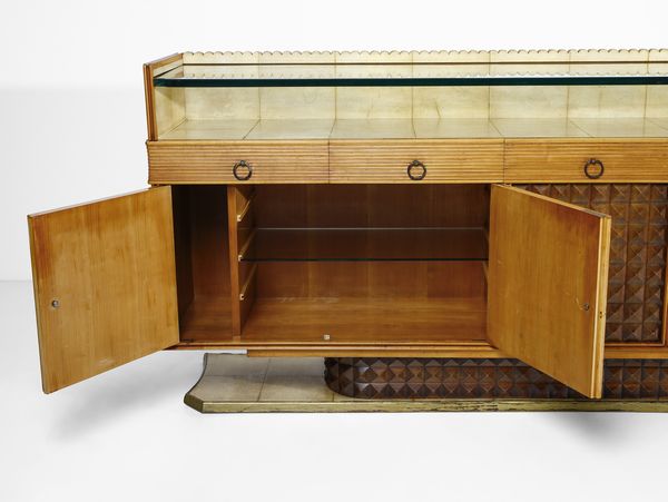 BORSANI OSVALDO (1911 - 1985) : Credenza a cinque ante e cinque cassetti con anta centrale ed elemento di sostegno con decoro scultoreo per Arredamenti Borsani Varedo  - Asta Asta 447 | DESIGN E ARTI DECORATIVE DEL NOVECENTO Online - Associazione Nazionale - Case d'Asta italiane