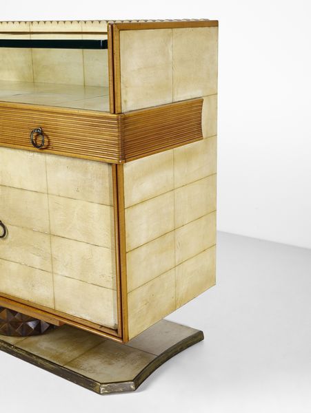 BORSANI OSVALDO (1911 - 1985) : Credenza a cinque ante e cinque cassetti con anta centrale ed elemento di sostegno con decoro scultoreo per Arredamenti Borsani Varedo  - Asta Asta 447 | DESIGN E ARTI DECORATIVE DEL NOVECENTO Online - Associazione Nazionale - Case d'Asta italiane