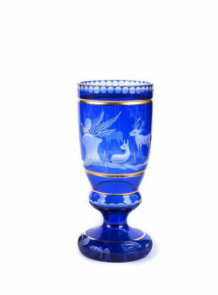 Bicchiere Biedermeier in vetro blu con cervi, Boemia, met del XIX secolo  - Asta Antiquariato - Icone, Arredi, Sculture, Oggetti d'Arte - Associazione Nazionale - Case d'Asta italiane