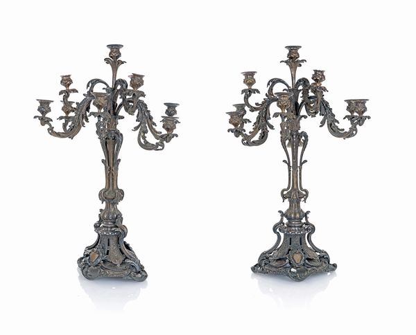 Coppia di grandi candelabri in metallo argentato a otto luci, XIX secolo  - Asta Antiquariato - Icone, Arredi, Sculture, Oggetti d'Arte - Associazione Nazionale - Case d'Asta italiane