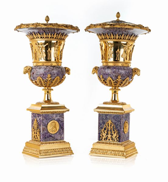 Coppia di vasi decorativi a cratere in bronzo dorato e ametista con coperchio, Baldi Bronzi, Firenze  - Asta Antiquariato - Icone, Arredi, Sculture, Oggetti d'Arte - Associazione Nazionale - Case d'Asta italiane