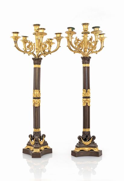 Coppia di candelabri a sei luci in bronzo dorato e brunito, Francia, XIX secolo  - Asta Antiquariato - Icone, Arredi, Sculture, Oggetti d'Arte - Associazione Nazionale - Case d'Asta italiane