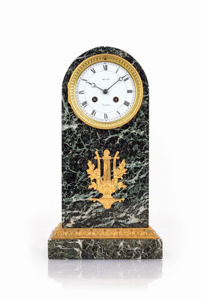 Orologio in marmo verde a forma di stele con finiture ornamentali in bronzo dorato, Moul Bordeaux, Francia, 1870  - Asta Antiquariato - Icone, Arredi, Sculture, Oggetti d'Arte - Associazione Nazionale - Case d'Asta italiane