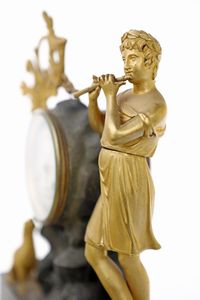 Orologio da tavolo in bronzo dorato e brunito, Francia, Carlo X  - Asta Antiquariato - Icone, Arredi, Sculture, Oggetti d'Arte - Associazione Nazionale - Case d'Asta italiane