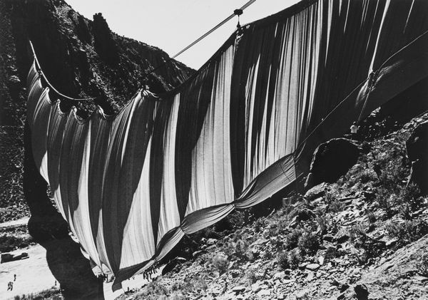 Shunk & Kender : Christo, Valley curtain  - Asta Fotografia - Associazione Nazionale - Case d'Asta italiane