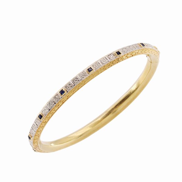 Bracciale a manetta in oro giallo e bianco inciso 18kt  - Asta Gioielli e Orologi Web Only - Associazione Nazionale - Case d'Asta italiane