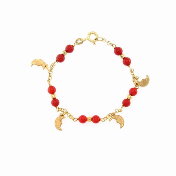 Bracciale neonato in oro giallo 18kt e corallo  - Asta Gioielli e Orologi Web Only - Associazione Nazionale - Case d'Asta italiane