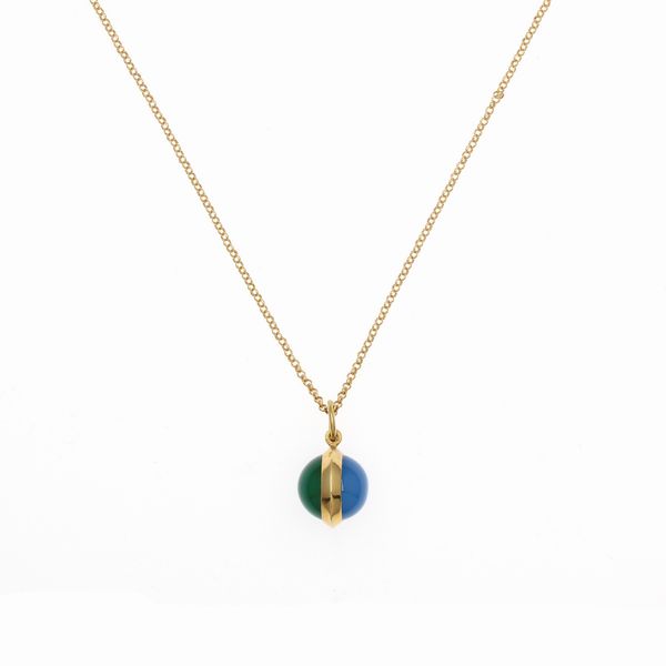 Collana in oro giallo 18kt con sfera in calcedonio verde e blu  - Asta Gioielli e Orologi Web Only - Associazione Nazionale - Case d'Asta italiane