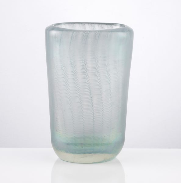 Vaso Murano in vetro spesso verde chiaro luminescente  - Asta L'Arte della Tavola - Associazione Nazionale - Case d'Asta italiane