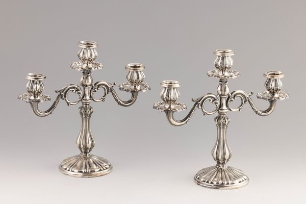 Coppia di candelabri in argento a tre luci  - Asta L'Arte della Tavola - Associazione Nazionale - Case d'Asta italiane