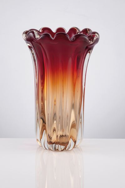 Grande vaso Murano in vetro sfumato dal rosa chiaro al rosso scuro  - Asta L'Arte della Tavola - Associazione Nazionale - Case d'Asta italiane