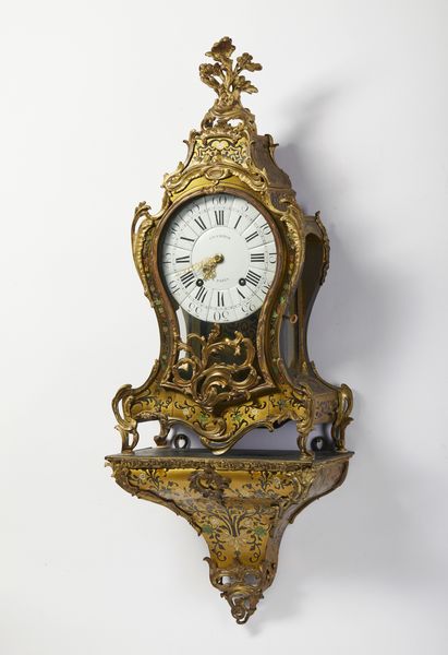 MANIFATTURA FRANCESE DEL XIX SECOLO : Grande orologio da parete in stile Boulle con applicazioni di gusto rocaille in bronzo dorato e lamina metallica su struttura in legno, con mensola d'appoggio  - Asta Asta 449 | ARTE ANTICA E DEL XIX SECOLO Virtuale - Associazione Nazionale - Case d'Asta italiane