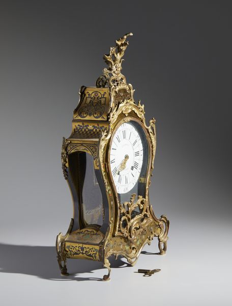 MANIFATTURA FRANCESE DEL XIX SECOLO : Grande orologio da parete in stile Boulle con applicazioni di gusto rocaille in bronzo dorato e lamina metallica su struttura in legno, con mensola d'appoggio  - Asta Asta 449 | ARTE ANTICA E DEL XIX SECOLO Virtuale - Associazione Nazionale - Case d'Asta italiane