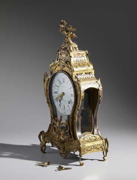 MANIFATTURA FRANCESE DEL XIX SECOLO : Grande orologio da parete in stile Boulle con applicazioni di gusto rocaille in bronzo dorato e lamina metallica su struttura in legno, con mensola d'appoggio  - Asta Asta 449 | ARTE ANTICA E DEL XIX SECOLO Virtuale - Associazione Nazionale - Case d'Asta italiane