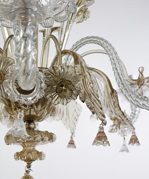 MANIFATTURA VENEZIANA DEL XX SECOLO : Lampadario in vetro di Murano trasparente, bracci mossi e decorazioni floreali e fitomorfe  - Asta Asta 449 | ARTE ANTICA E DEL XIX SECOLO Virtuale - Associazione Nazionale - Case d'Asta italiane